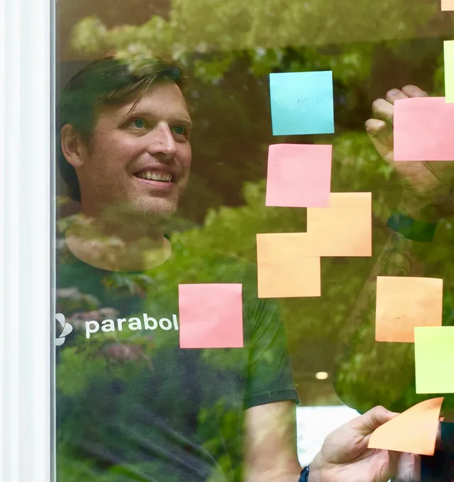 Cartographie de processus sur vitre avec post-its colores avant automatisation