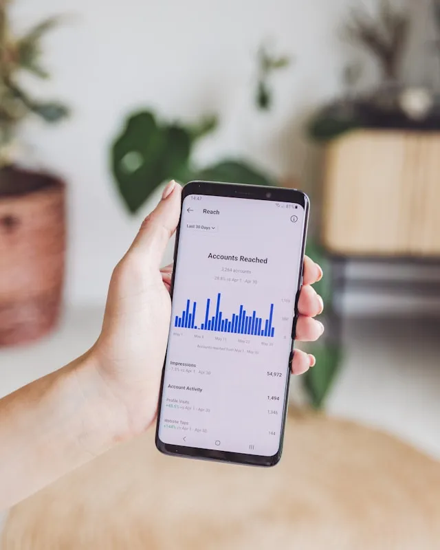 Consultant CRM analysant des données de performance