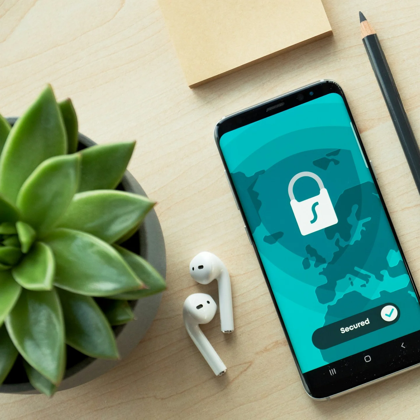 Téléphone avec un cadenas pour illustrer la différence entre les données personnelles et données sensibles.