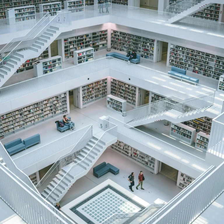 Librairie moderne et design constituée de milliers de livres pour illustrer la notion de glossaire automation.