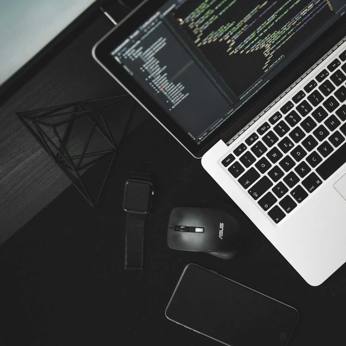 Ordinateur affichant un code pour illustrer la méthode pour importer workflow n8n depuis un fichier JSON.