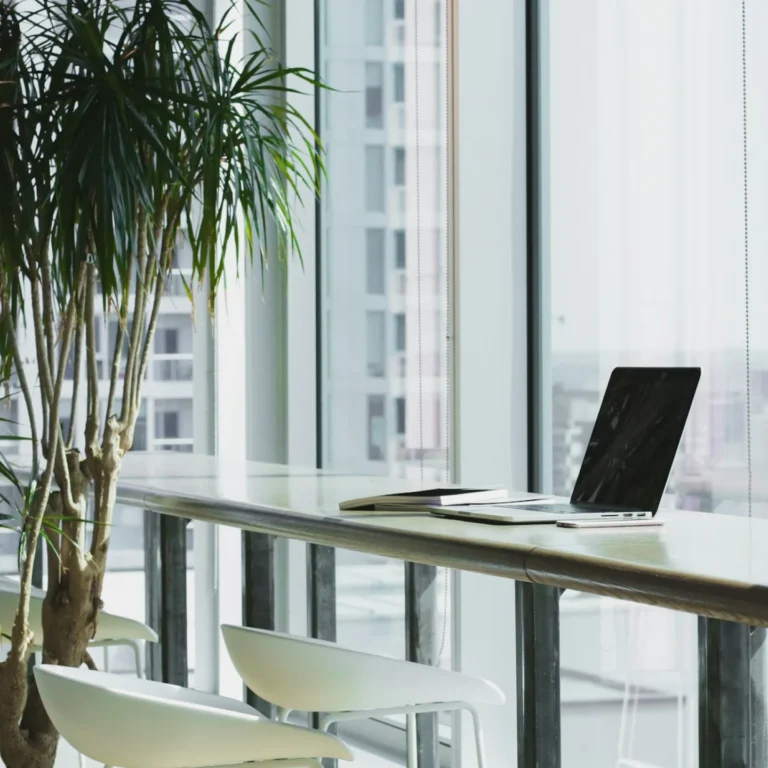 Photo d'un bureau de coworking pour illustré la transformation de Lausanne Marketing en Intuify Sàrl