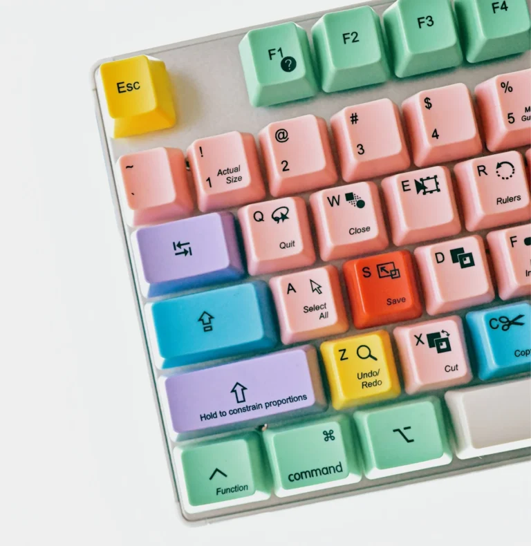 Illustration d'un clavier avec des touches spéciales pour illustrer l'automation de n8n vs Zapier vs Make.