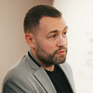 Thomas Rouaud parlant à une conférence.